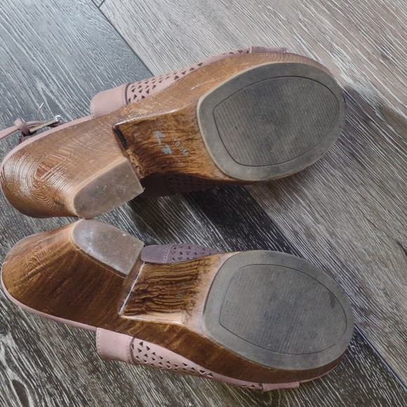 G by Guess Ladies Wedge Sandals 8.5 - Picture 6 of 8